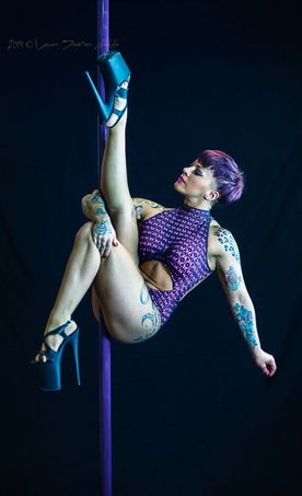 FACTORY PARTY BILBAO bailarina de pole dance